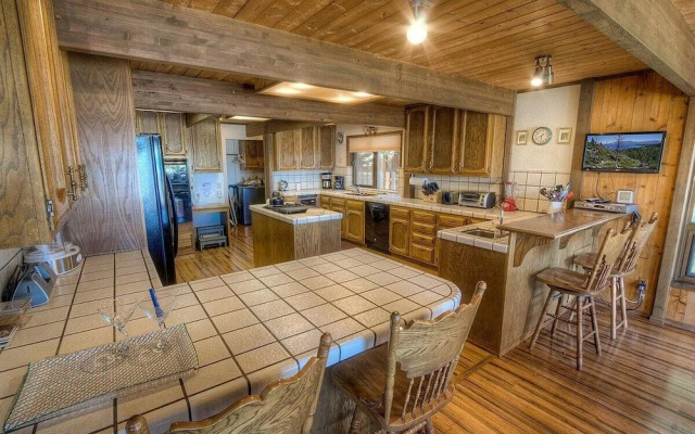 Cyh1281- Tahoe Acres 5 Bedroom Home