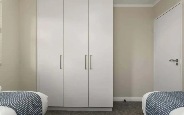 Modern 2 Bed Century City Apartment, Pool + Braai
