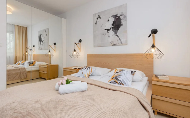 Warsaw Sokołowska Apartment by Renters