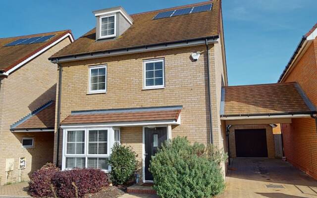 Tms Lovely 5-bed House in Stanford-le-hope