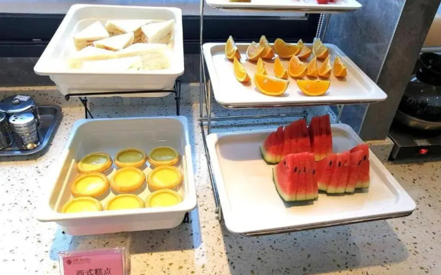 Chonpines Hotel (Shenzhen Gongming Honghuashan Metro Station)