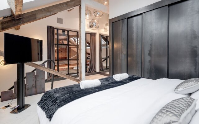 Skyline Water Front Penthouse Apartment