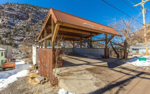 Lotus Mountain Suites West Suite