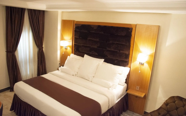 Sparklyn Hotels & Suites