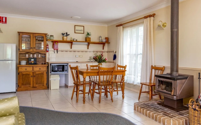 Honeysuckle Cottages Stanthorpe