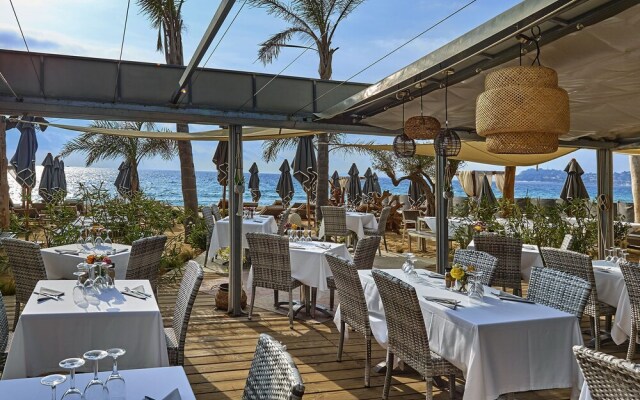 Modern Villa With Private Garden Near Sea in Var