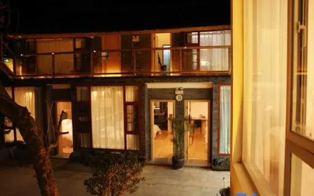 Lakeside Bliss Courtyard