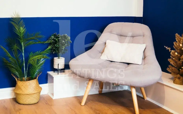 Lush Apartments 4 Bedroom House Claude