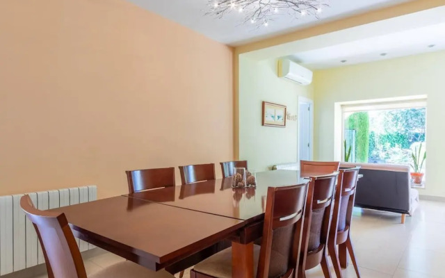 Private Pool, Garden, Barbecue and Beach Nearby
