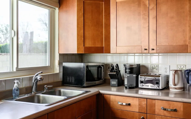 Cozy Family Retreat With Fireplace Spacious Yard