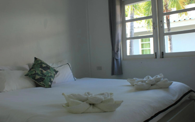 1715 House - White Rhino