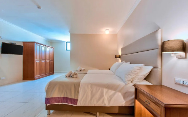 Villa Gardenia - 5 Bedroom Holiday Villa With Pool