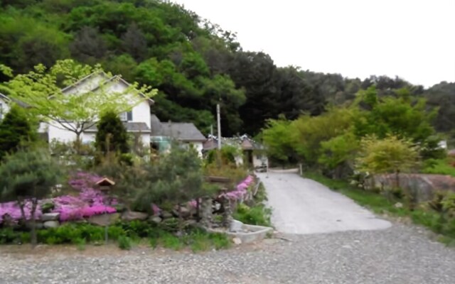 Hoengseong Byeolbitdungji Pension
