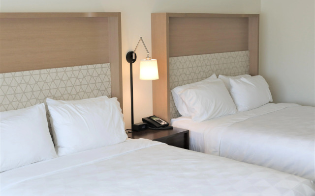 Holiday Inn & Suites St. Cloud by IHG