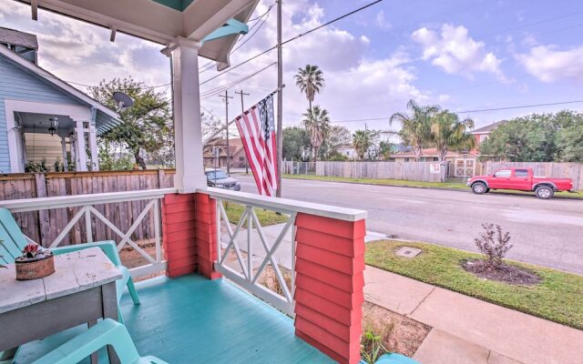 Bright Texas Retreat Near Pleasure Pier & Beach!