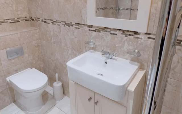 Beautiful 3 Bedroom Apartment in Bournemouth