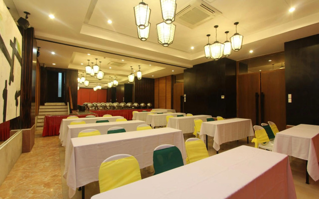 Crown Regency Beach Resort