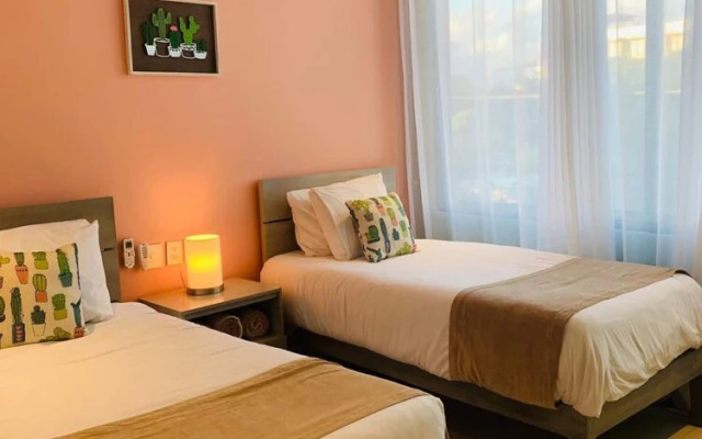 Modern Condo quiet and close to beach