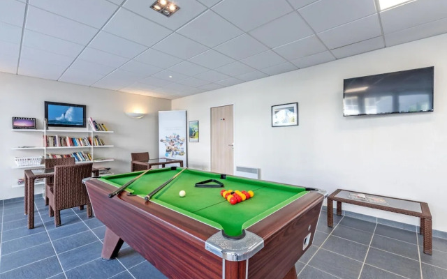 Flat by Pointe St-mathieu