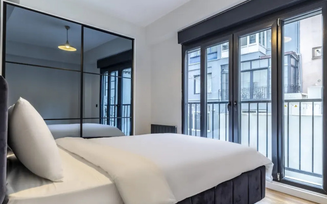 Central and Modernly Furnished Flat in Sisli