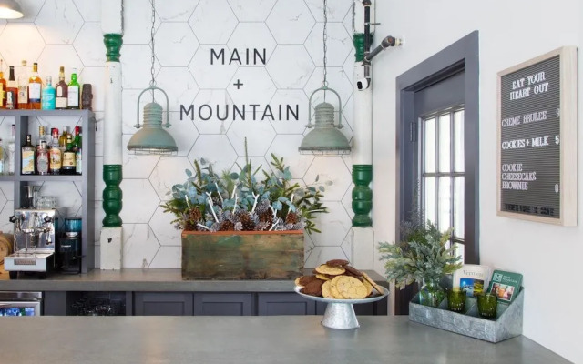 Main and Mountain Bar & Motel