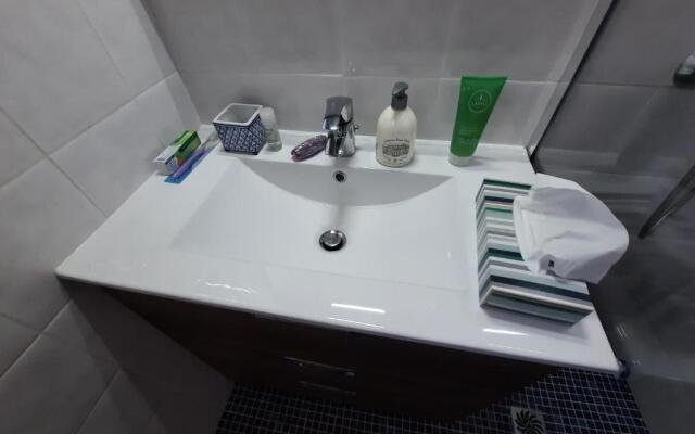 Coquet T2 ,terrasse,parking ,4 kms d Avignon