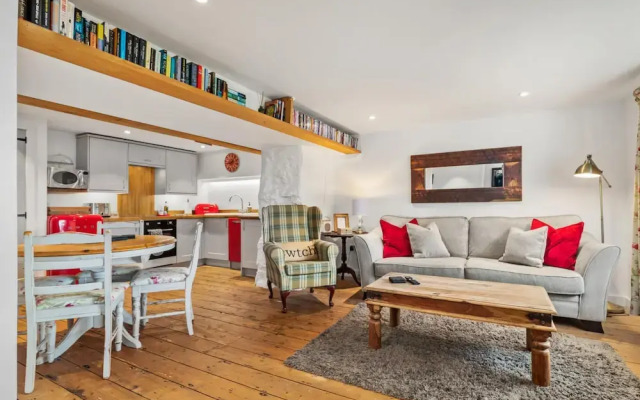 The Cwtch Apartment - Sea Views Walk to Beach