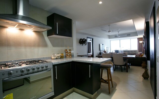 Wake Up To Sounds Of The Ocean Condo