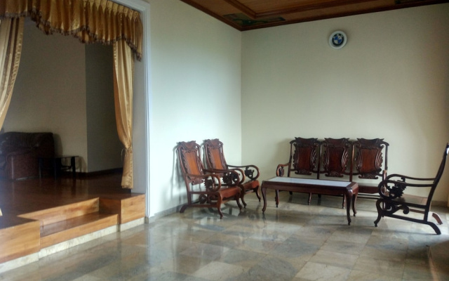 Villa Beverly Hills Puncak for 50 pax