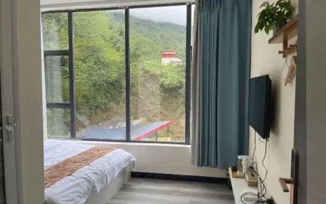Kangding Wengmu Hot Spring Mountain Villa