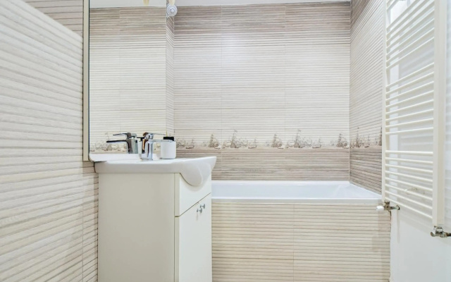 Lovely 2 bedroom, living and private bath apartment