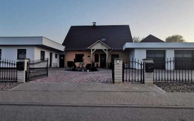 Reizendes Ferienhaus mit Swimmingpool Naehe Ostsee