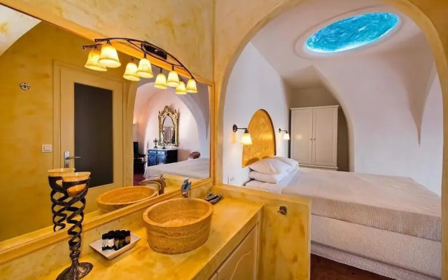 Lava Suites and Lounge