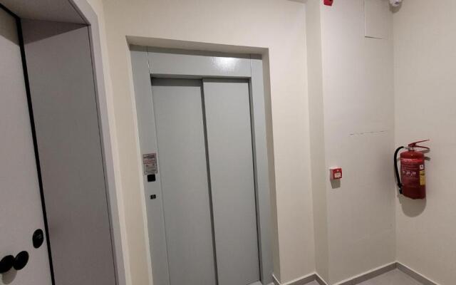 8 Blocks Apartments 4B