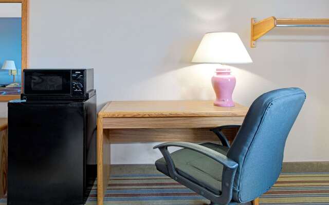 Super 8 by Wyndham Pontoon Beach IL/St. Louis MO Area