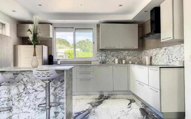 3 Pièces climatisé en rez de jardin avec piscine