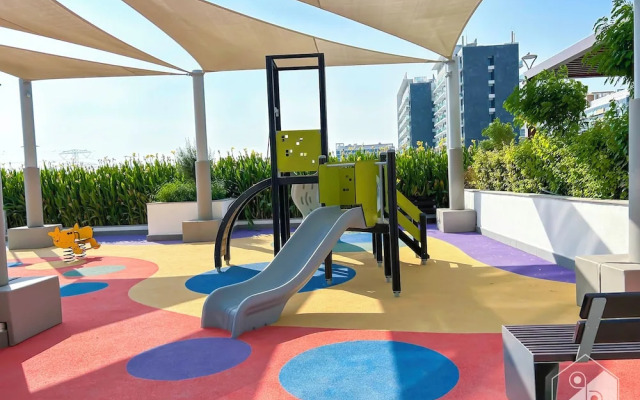 Tranquil 1BR Escape With Pool View in Meydan