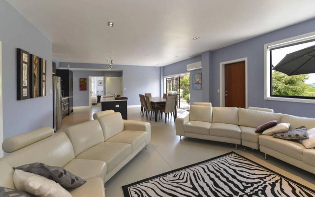Lakefront Holiday Home