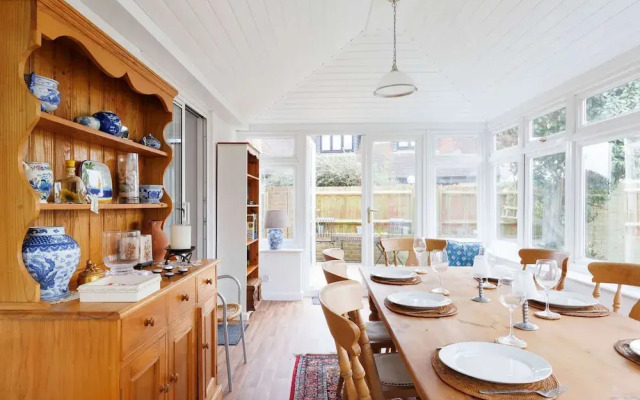 Spacious 4-bed Seaside Retreat in Selsey