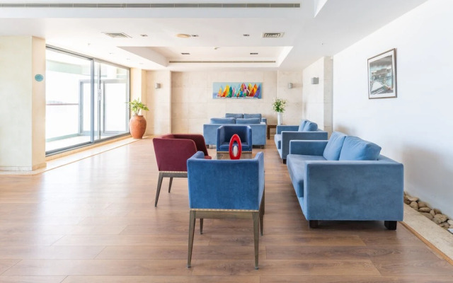DeluxeApartment with Views of the Marina