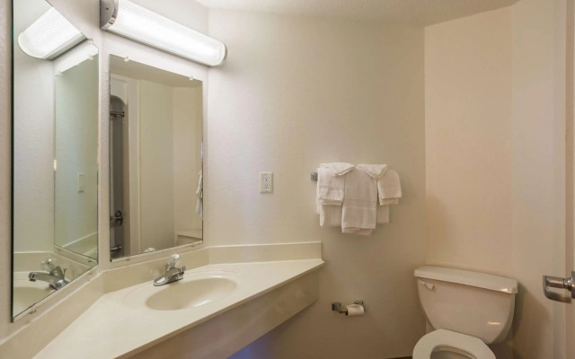 Motel 6 Dale, IN