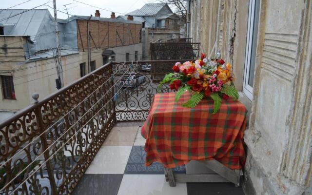 L&V House With Balcony