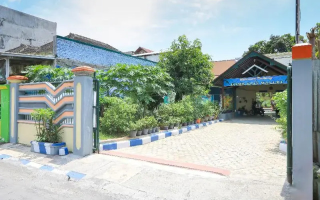 Wallet Family Residence Syariah by OYO Rooms