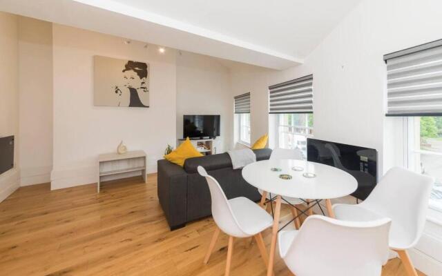 Spacious 1-BDR in central Reading w/ free parking