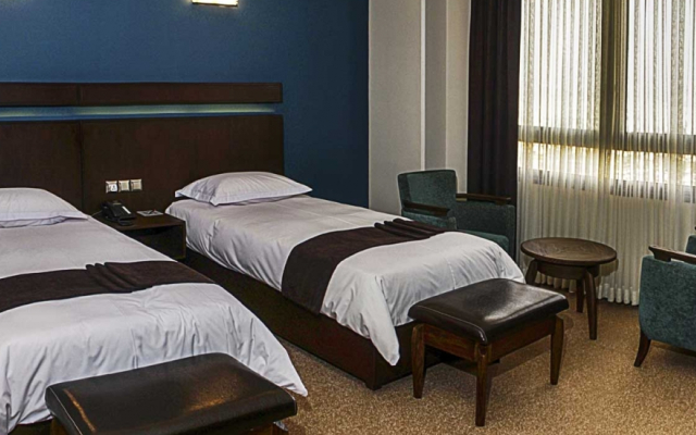 Eskan Alvand Hotel