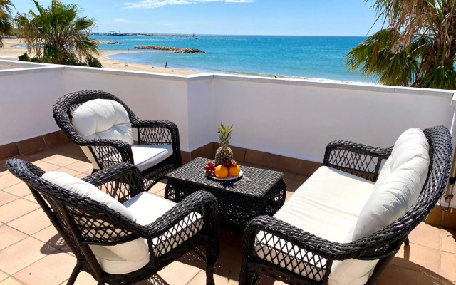 House in front of the beach with sea view
