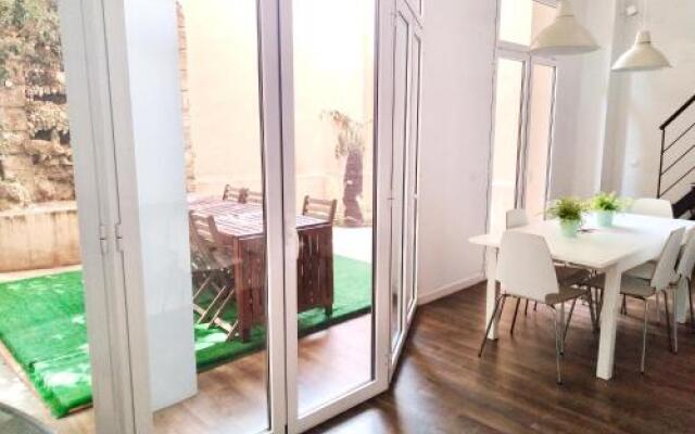 Stylish Modern Gracia Apartment 2A