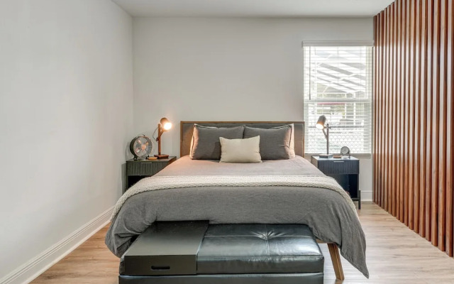 Stylish Lakeland Studio w/ Workspace