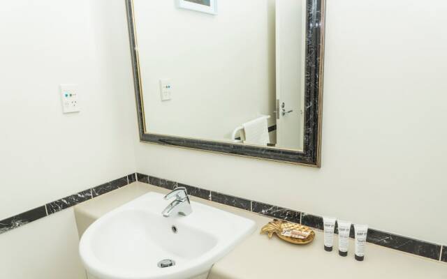 King Bed in Auckland CBD with Pool & Gym
