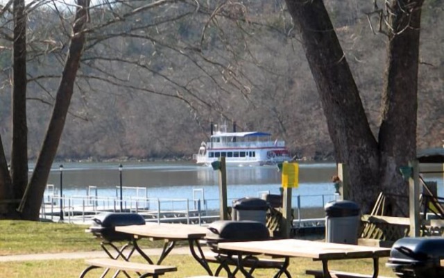 Taneycomo Lakefront Resort